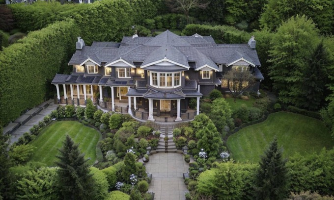 West Vancouver House | Experience Opulent West Coast Living in This 6BR, 3BA Estate