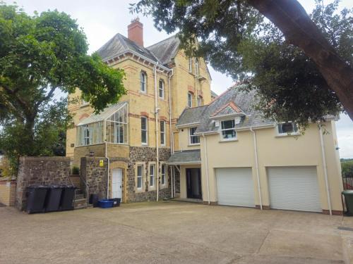 Bradiford Villa | Exquisite 10 bed Villa hot tub and games room