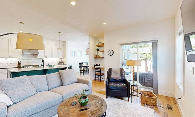 Sunset House | Exquisite home in Boise with hot tub, washer/dryer, WiFi, and fireplace