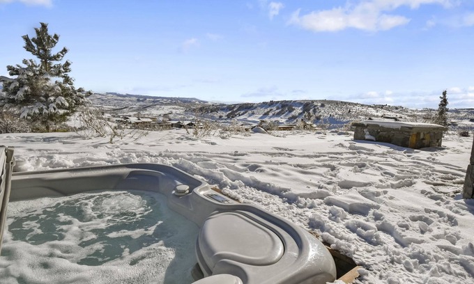 Tuhaye House | Exquisite Mountain Retreat in Tuhaye, Private Hot Tub, Mountain views