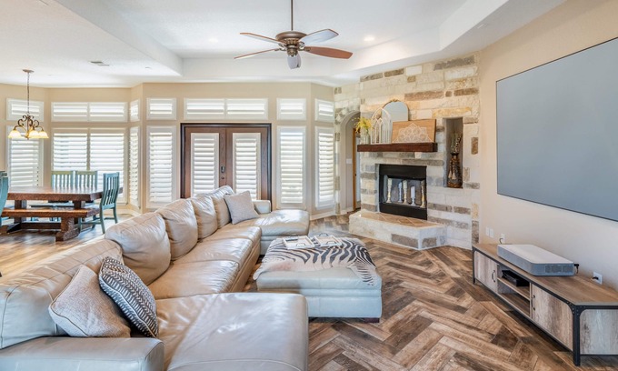 Converse House | Extensive Home 5BR 2.5BA - Large pool
