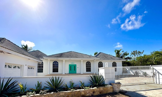 George Town House | Exuma Luxury Ocean VIew 5bd 4ba house with pool, boat, & vehicle