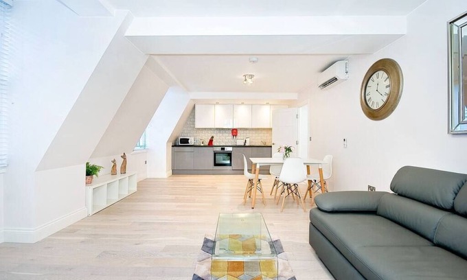 Temple Apartment | F2E Large penthouse 1 bed wifi air con sleeps 4