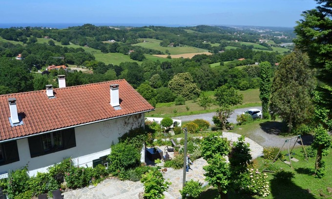 Behobie Cottage | F4 of charm 6/8 pers view sea/mountains area of 3 hectares 4 km d beaches