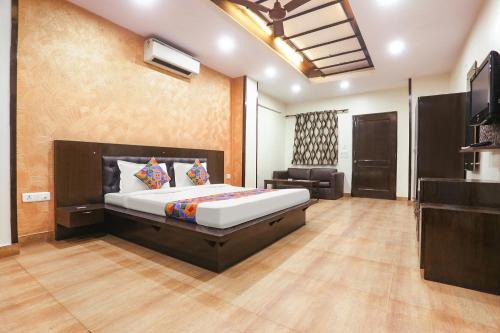 New Friends Colony Hotel | FabExpress Rajdeep Palace