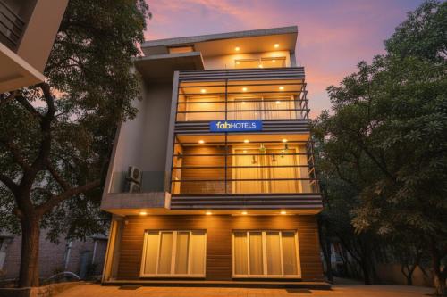 Sushant Lok Hotel | FabHotel Micasa Near Leisure Valley Park - Iffco Chowk