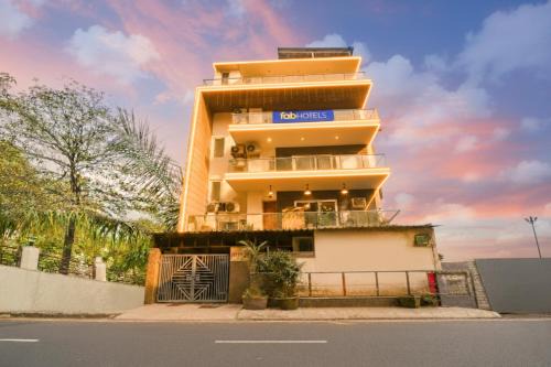 Khattalwada Hotel | FabHotel Silver Oak BnB - Nr Yashobhoomi Convention Centre