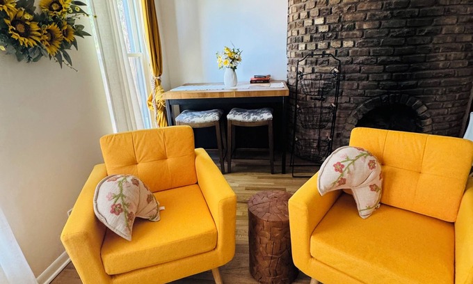 Sheffield and DePaul Apartment | Fabulous 2-bedroom apartment with AC in Chicago