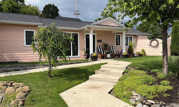 Market District Cottage | Fabulous Bungalow, 1 block from 5th Street Market