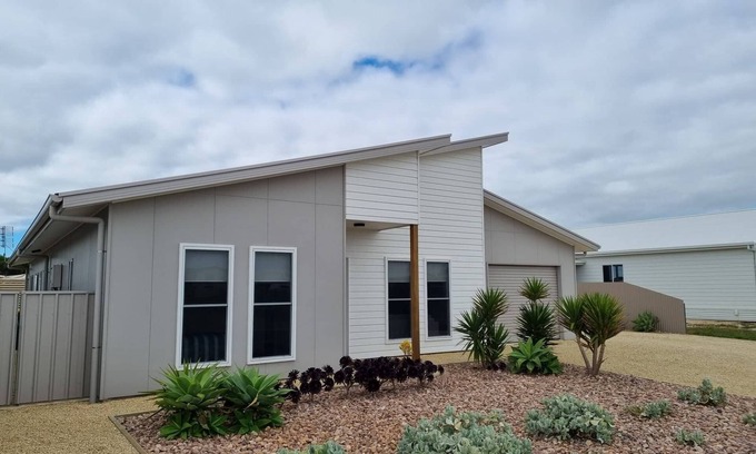 Waterhouse House | Fabulous home near Long Beach