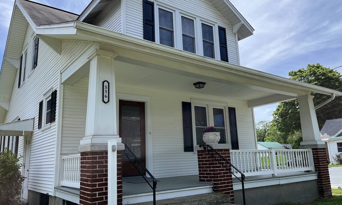 Hummelstown House | Fabulous location! Three miles to HersheyPark, shopping, and entertainment
