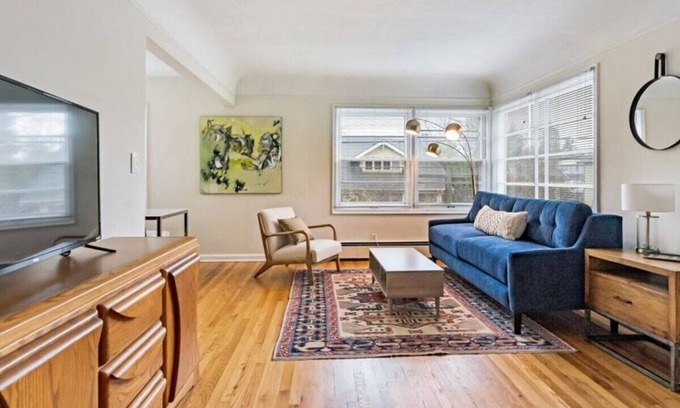 Richmond House | Fabulous One Bedroom Apt - One Block from Division