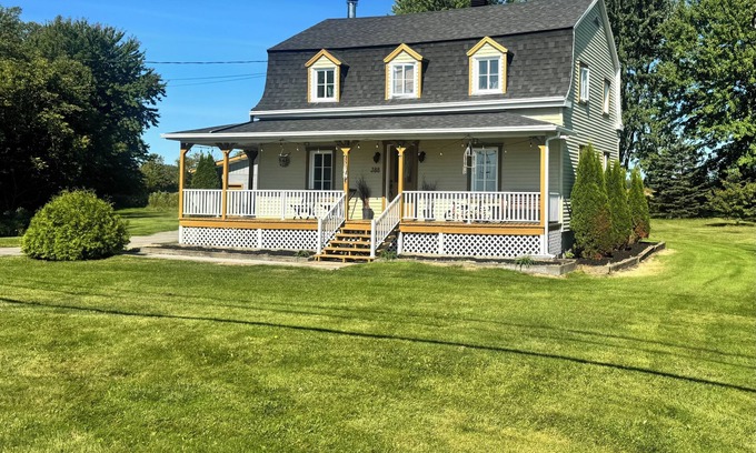 Deschambault-Grondines House | Face au Fleuve