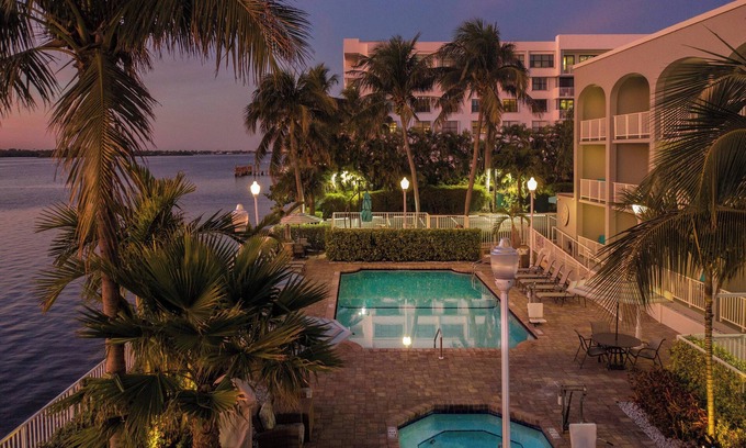 Palm Beach Hotel | Fairfield Inn And Suites By Marriott Palm Beach