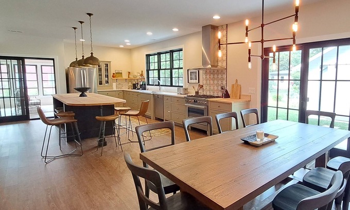 Lakeside House | Fall 2 nt min Stunning home w/Private Association Beach 2 Screened Porches