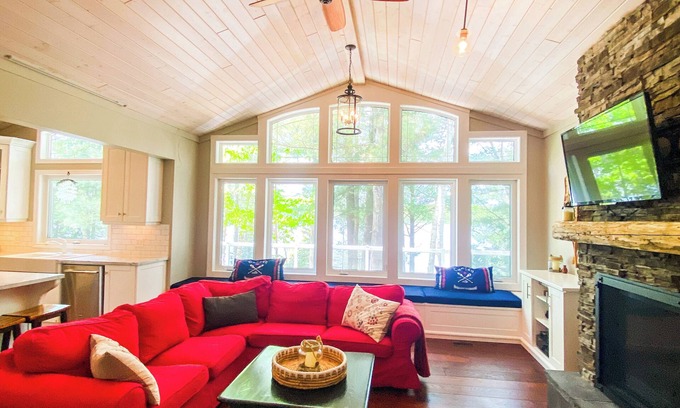 Novar Cottage | Fall Colours, Sunsets, Sandy Beach, Dog OK, Outdoor Dining, Fireplace, Firepit