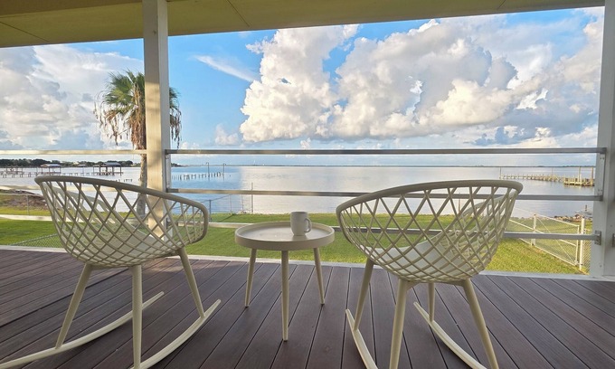 Dickinson House | Fall Fishing Getaway in San Leon- Don’t Miss Out! Waterfront Pier w/Boat Slip🎣
