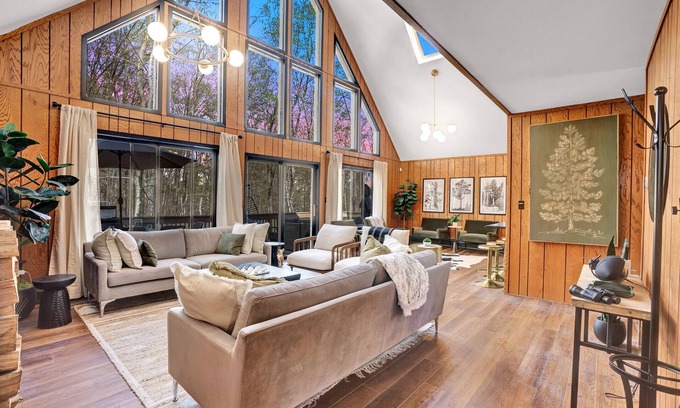 Gouldsboro Ski Chalet | Fall lake getaway w/sauna hot tub kayaks games bikes griddle EV