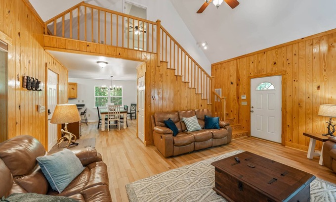 Mentone House | Fall Leaves Retreat: 3BR/3BA Cabin + Hot Tub & Game Room!