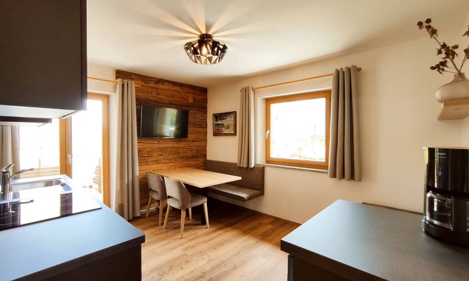 Caines Apartment | Familien-appartement mit Zwei Balkonen und Naturbadeteich, in der Nähe von Meran