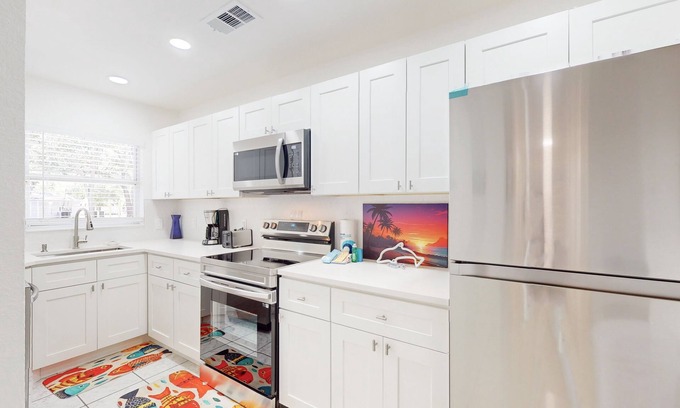 Bayou Oaks House | Family and dog friendly, centrally located, close to parks, shopping and beaches