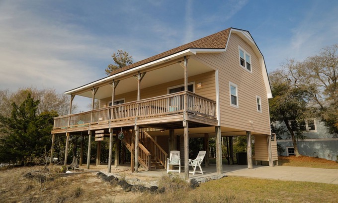 Emerald Isle Cottage | Family beach cottage poised between the ocean, hiking, biking, eateries & shops