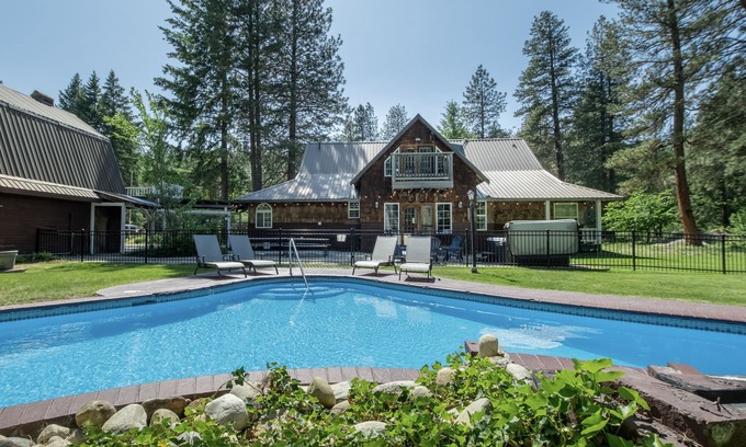 Leavenworth House | Family Cabin-Seasonal Pool, Hot Tub, WI-FI, Grill