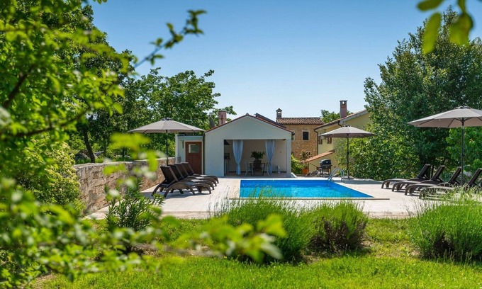 Makovci Villa | Family Casa Ida with pool and grill in Grožnjan
