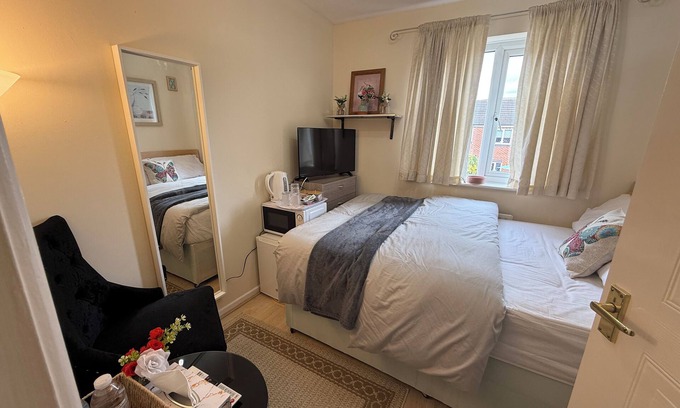 Olton House | Family/Couple house Premium room with WIFI & Parking in charming Birmingham