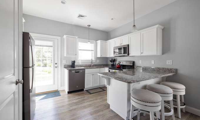 Arundel House | Family friendly 2-bedroom/2 bathroom house in Arundel with free WiFi, pool & gym