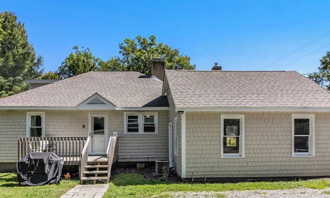 Higgins Lake Cottage | Family-friendly 3-bdrm cabin near Sam-O-Set park and South Higgins Lk State Park