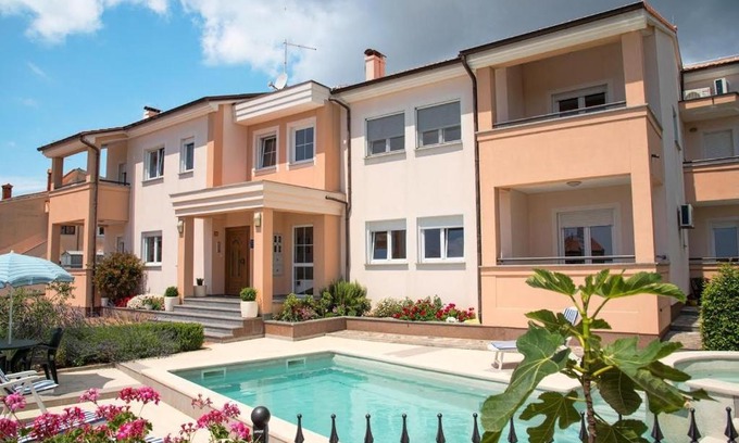 Vinkuran Apartment | Family friendly apartments with a swimming pool Vinkuran, Pula - 15736
