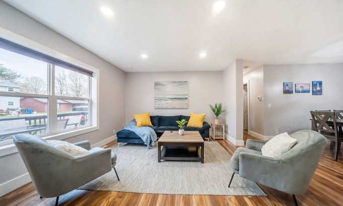Vermilion Cottage | Family-Friendly Beach Getaway by Lake Erie, Beaches with King Bed
