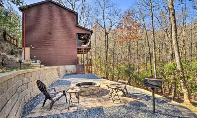 Blairsville House | Family-Friendly Cabin about 1 Mile to Hike and Swim!
