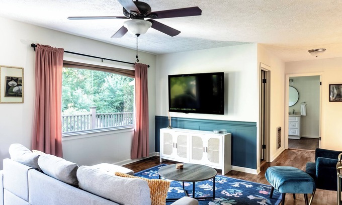 Central Other | Family-friendly Farmhouse Johnson City ETSU Tweetsie Trail Bristol Speedway JCMC