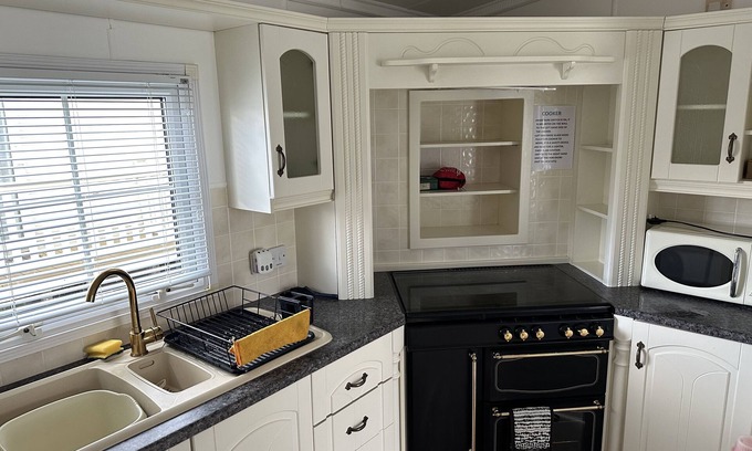 Grimsby House | Family Friendly holiday caravan, 5 mins from the beach in a peaceful location.