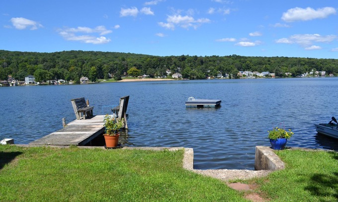Middlefield House | Family Friendly,Lakefront Cottage, 1 dock, private, easy access from I 91.