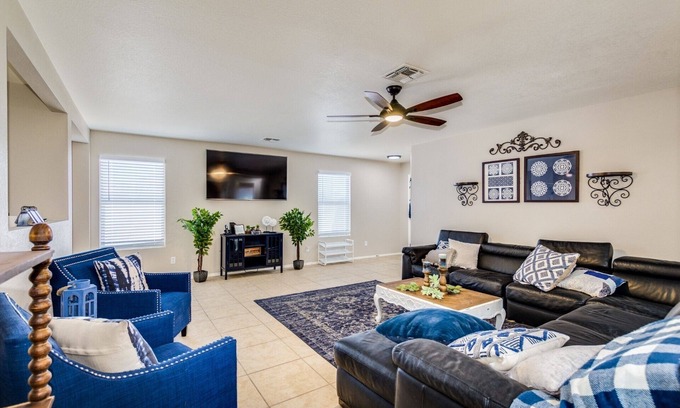 Mesa House | Family-Friendly Luxury ~ 1-Level Remodel, King Suite, BBQ Pergola & Golf Nearby