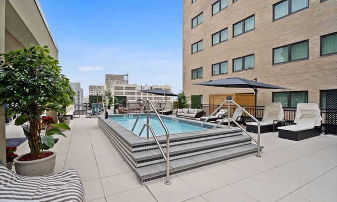 Central Business District Hotel | Family Friendly Unit near French Quarter & Superdome with rooftop pool & hot tub