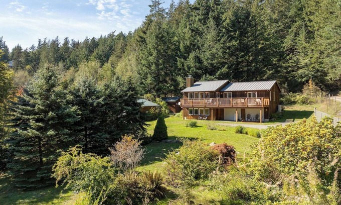 Doe Bay House | Family Fun, Private, Close to Trails, Lakes, Beaches, Resorts