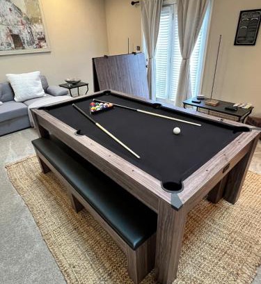 Rogers House | Family Fun! Sleeps 8, King Bed, 2 Queens, and Sofa Bed, Games - in Rogers