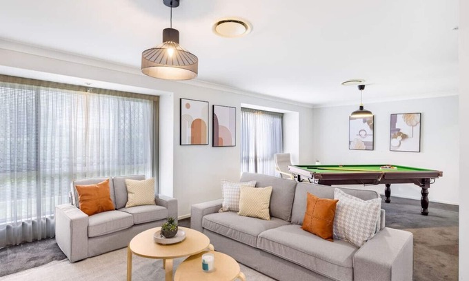 Carindale House | Family Home Close to Shopping Centre and Highway