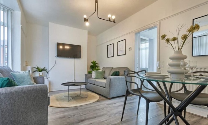 Liverpool Apartment | Family Home Near Centre | Pets OK | Free Parking