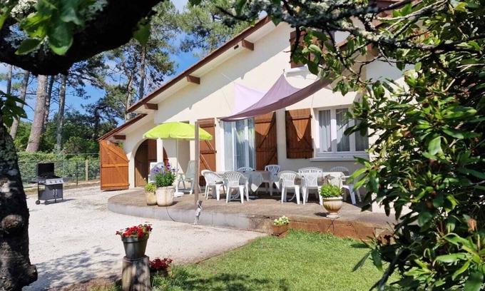 Mimizan Villa | Family house 12 pers children's playground, swimming pool, beaches 2km, cycle track 100m