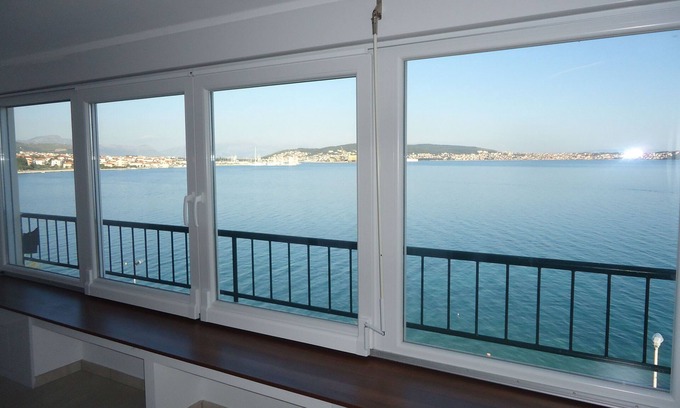 Seget Donji House | Family house is first by the sea has its own gateway to the beach!