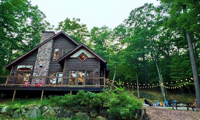 Jay Cabin | Family Lodge with hot tub, AC, minutes to Lake Placid and Hiking, Pet Friendly