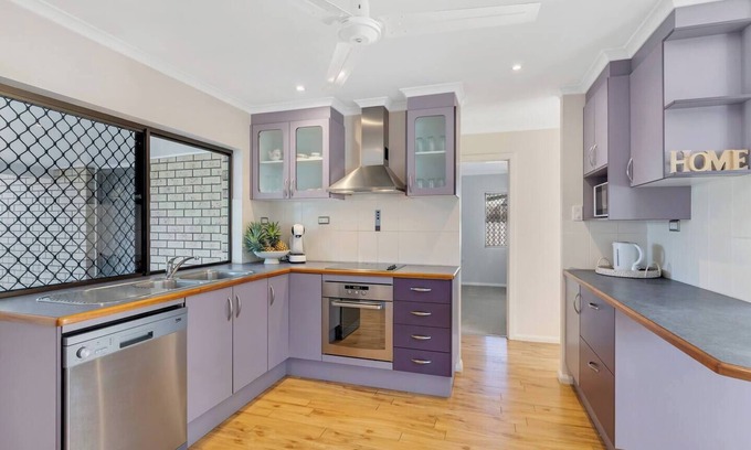 Edge Hill House | Family Retreat A Spacious Poolside Stay