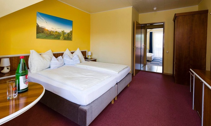 Bad Radkersburg House | Family room, bath, toilet, balcony - Hotel Altneudörflerhof
