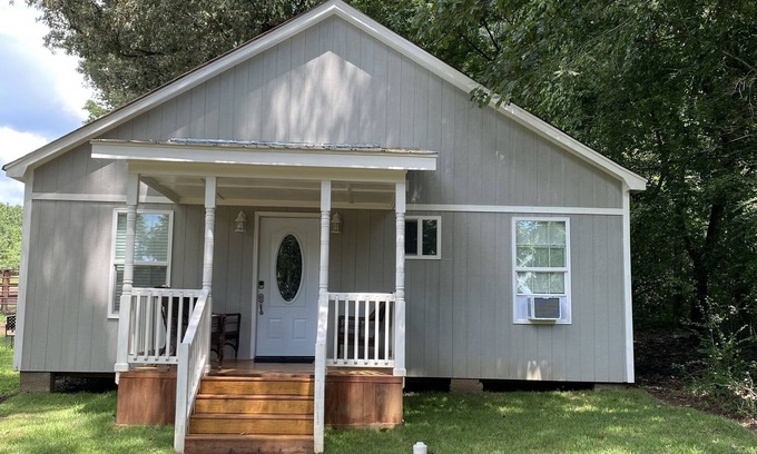 Memphis Cottage | Family-sized Cottage (The Lily Pad) with numerous amenities.