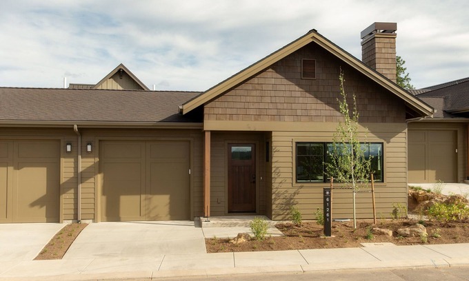 Bend Cottage | Family summer fun ~ resort pool ~ park ~ fire pit ~ golf ~ 24-hr staff ~ Bend 💛